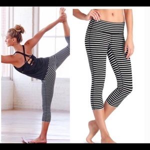 Athleta black and white stripe capris sz sm